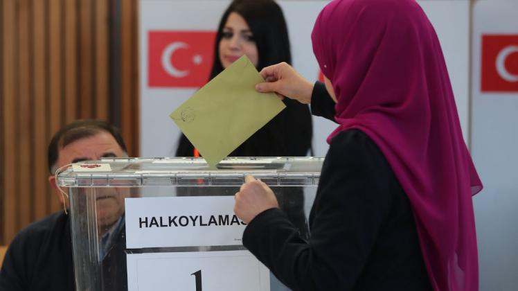 Eine türkische Frau gibt heute im türkischen Konsulat in Athen ihre Stimme für das Verfassungsreferendum ab. Das Referendum in der Türkei findet am 16. April statt. 