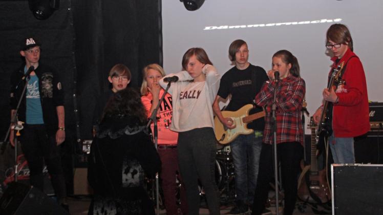 Die Schülerband „Dämmerlicht“ eröffnete als Vorband den zweiten Scheunenrock in Lohmen. Die Schülerband „Dämmerlicht“ eröffnete als Vorband den zweiten Scheunenrock in Lohmen.