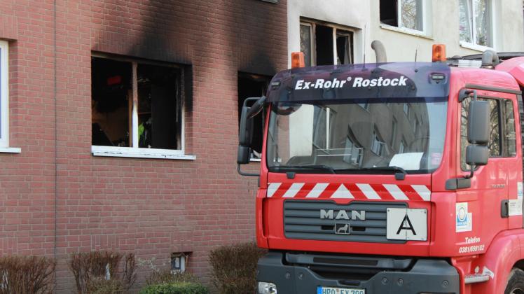Ein Feuer zerstörte die Erdgeschosswohnung in der Flensburger Straße vollständig. 