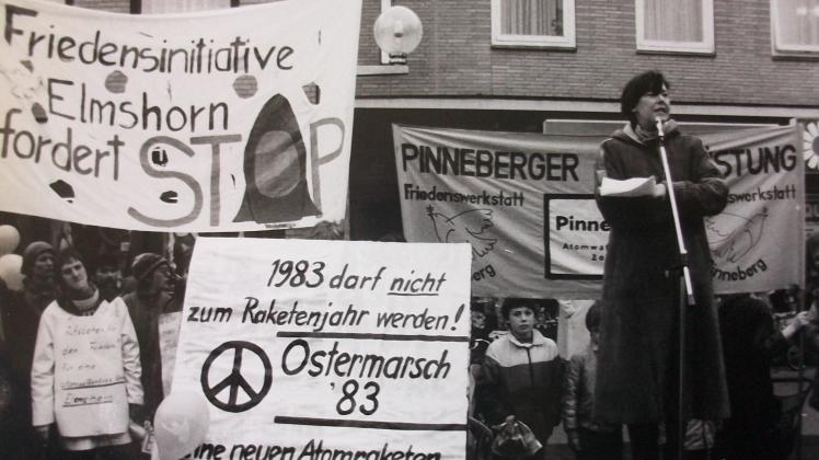 Vereint gegen Aufrüstung: Gruppen aus dem ganzen Kreis Pinneberg treffen sich 1983 zur Demo in Wedel. 