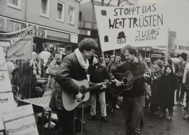 Musik ist eine wichtige Sache während der Demos. Diese undatierte Aufnahme stammt aus den 70ern. Sie entstand in Wedel.