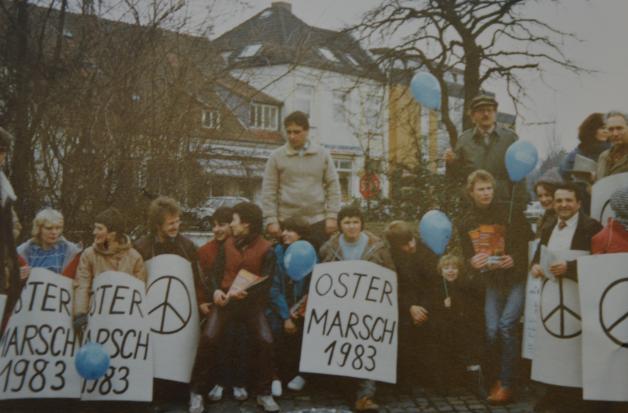 Eine Farbaufnahme von 1983: In Wedel versammeln sich Demonstranten für den Ostermarsch.