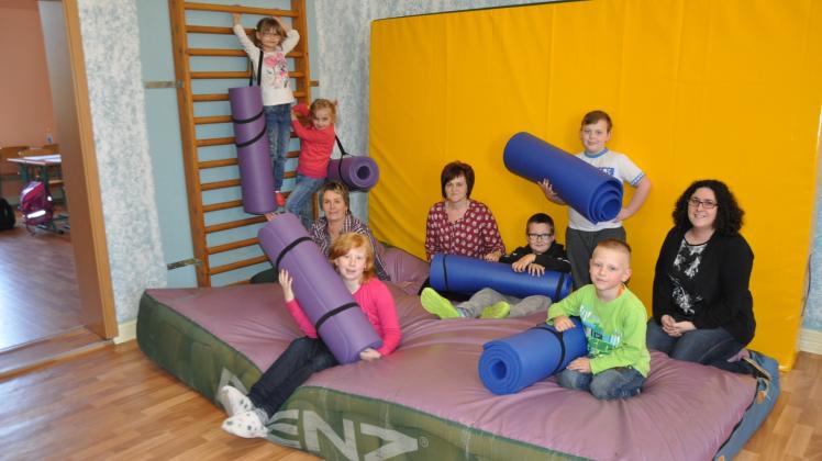 In der „Tagesgruppe Mobil“ in Lübz betreuen Team-Leiterin Lilka Jäkel (M.) und ihre Kolleginnen Steffi Bauer (r.) sowie Edelgard Klaiber acht Kinder. Gefreut haben sich alle über acht gespendete Sport- und Yoga-Matten.  