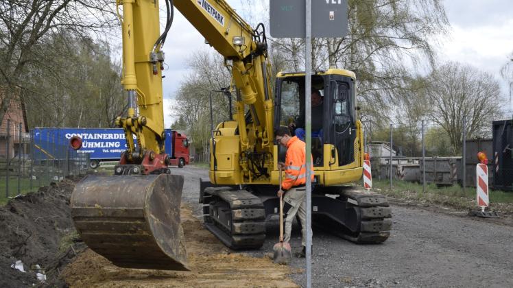 Während an der einen Seite der Straße der Bagger den Graben verschließt rollen auf der anderen Straßenseite die Container-Lkw vom Betriebshof. Hirschmann Während an der einen Seite der Straße der Bagger den Graben verschließt rollen auf der anderen Straßenseite die Container-Lkw vom Betriebshof. Hirschmann