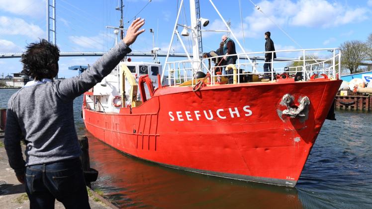 Der Kutter „Seefuchs“ bricht in Stralsund in Richtung Mittelmeer auf, um Flüchtlingen in Seenot zu helfen.  
