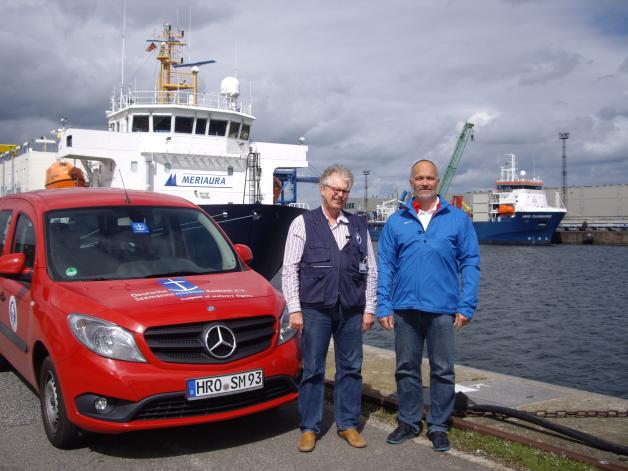 Im Rostocker Hafen: Markus Schildhauer (r.) mit Folkert Janssen