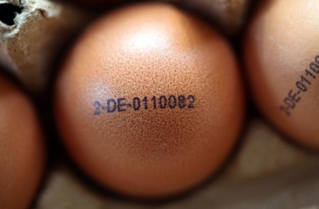 Die „2“ zeigt an: Diese Eier sind aus Bodenhaltung.  