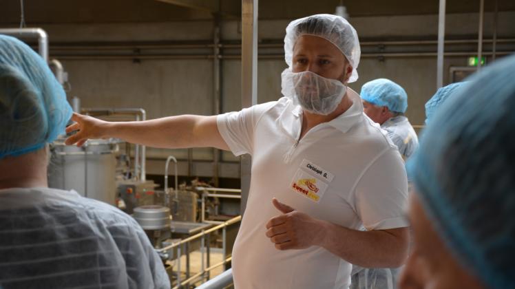 Christoph Großmann erklärt die Bonbon-Herstellung 