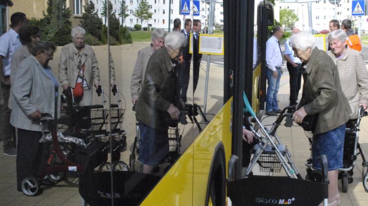 Im Juni des Jahres 2015 gab es das letzte Rollatortraining auf dem Kietz in Hagenow. Auch in diesem Jahr soll wieder das richtige Einsteigen in einen Bus geübt werden. 