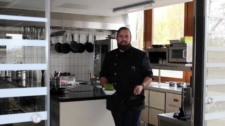 Blick in die Küche: Die Gäste können nicht nur die Aussicht auf den Stadthafen genießen, sondern Daniel Bockholt und seinen Kollegen auch bei der Arbeit zuschauen.  