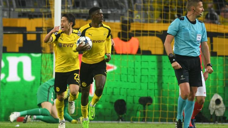 Torschütze Ousmane Dembélé (M) von Dortmund und sein Teamkollege Shinji Kagawa (l) jubeln über das Tor zum 1:2.