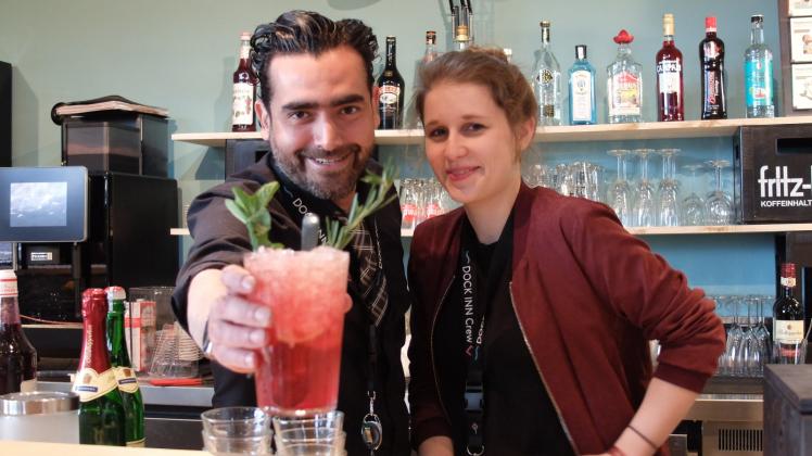 Der Mexikaner Salvatore Campos mixt coole Drinks, seine Kollegein Liesbeth Helert ist die Managerin für den Restaurantbereich vom Dock Inn. Fotos: mapp Der Mexikaner Salvatore Campos mixt coole Drinks, seine Kollegein Liesbeth Helert ist die Managerin für den Restaurantbereich vom Dock Inn. Fotos: mapp