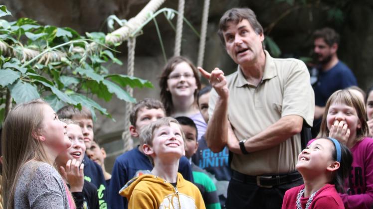 Zoo-Schullehrer Wolfgang Krause berichtet Schülern bei einer Führung im Darwineum mehr über das Faultier – natürlich am lebendigen Beispiel.  