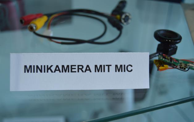 Eine Mini-Kamera mit Mikrofon. Eine Mini-Kamera mit Mikrofon.