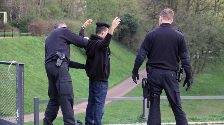 Die Polizei in Rostock kontrolliert einen Verdächtigen nach einer Schlägerei im April 2017.