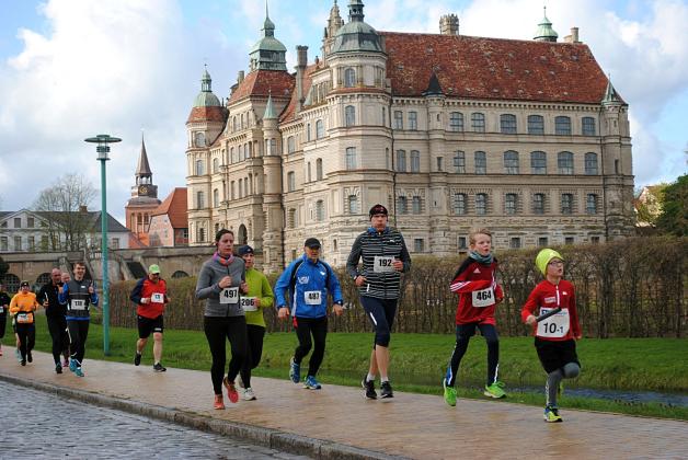 Immer ein beeindruckendes Bild: die Läufer ziehen am Güstrower Schloss vorbei. Fotos: Christian Menzel 