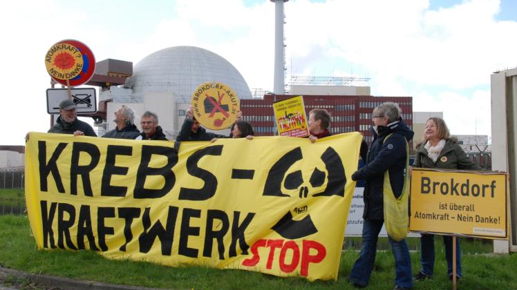 Vertreter mehrerer Organisationen rufen gemeinsam zum Protesttag vor dem Kernkraftwerk Brokdorf auf (v.l.): Norbert Pralow (BUND Dithmarschen), Eilhard Stelzner und Karsten Hinrichsen (Brokdorf-akut), Beate Paulat (Anti-Akw-Gruppe Heide), Renate Krischan und Jörg Bemmé (Brokdorf-akut), Sabine Tabel und Krista Porath(Anti-Akw-Gruppe Heide). 