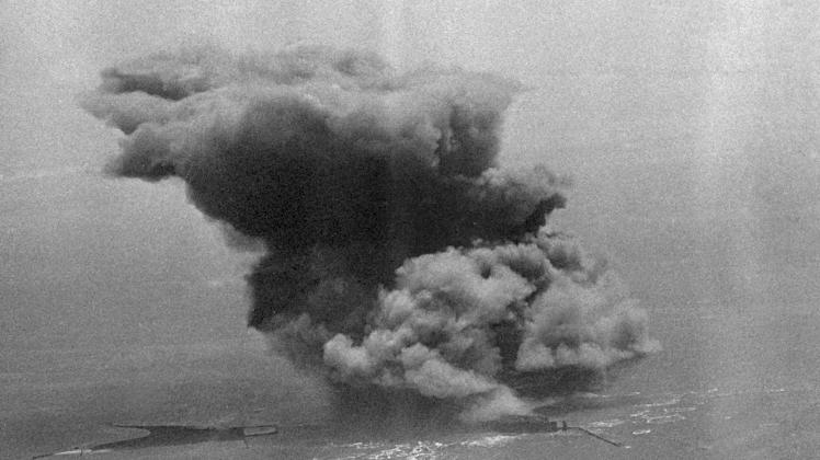 1500 Meter hoch ragt der Rauchpilz nach dem „Big Bang“ empor.