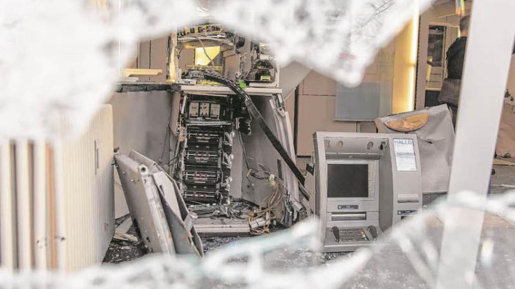 Ein Bild der Verwüstung: So sah es in der Frankfurter Filiale der Sparda-Bank aus, als dort in der Nacht zum 31. März ein Geldautomat gesprengt wurde. Ein Bild der Verwüstung: So sah es in der Frankfurter Filiale der Sparda-Bank aus, als dort in der Nacht zum 31. März ein Geldautomat gesprengt wurde.