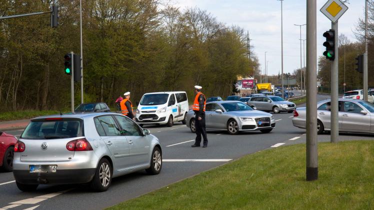 Anfahrt zur Beerdigung von Mert Can in Flensburg. Die Polizei regelt den Verkehr.