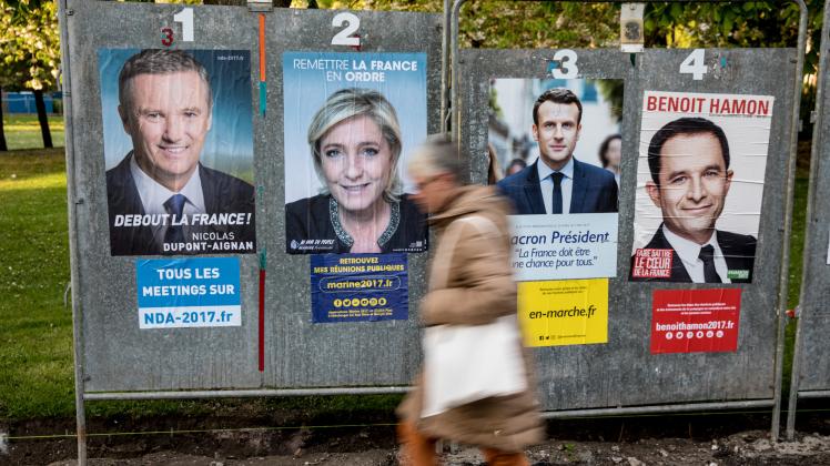 Wahlplakate mit den Spitzenkandidaten für die Präsidentschaftswahl in Frankreich, der Rechtspopulistin Le Pen und dem sozialliberalen E. Macron, sind in Henin-Beaumont zu sehen. In der ersten Runde treten insgesamt elf Kandidaten an. Wahlplakate mit den Spitzenkandidaten für die Präsidentschaftswahl in Frankreich, der Rechtspopulistin Le Pen und dem sozialliberalen E. Macron, sind in Henin-Beaumont zu sehen. In der ersten Runde treten insgesamt elf Kandidaten an.