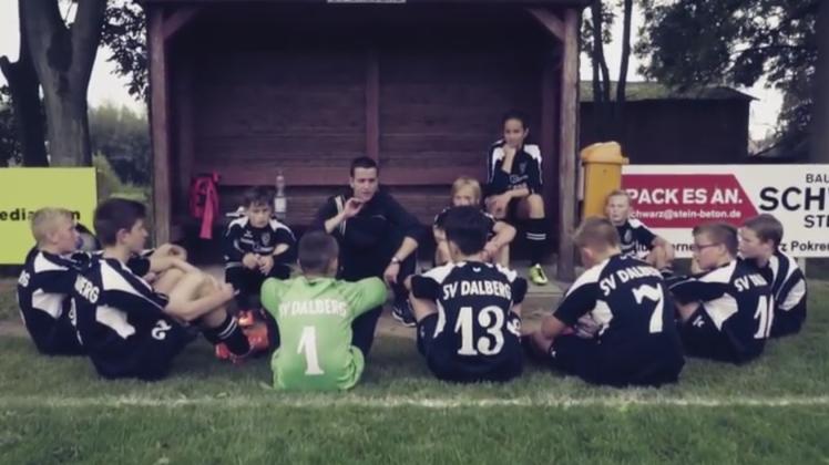 Eine Szene aus dem Image-Film: Trainer Johan Holst schwört seine C-Jugend auf ein Spiel ein.