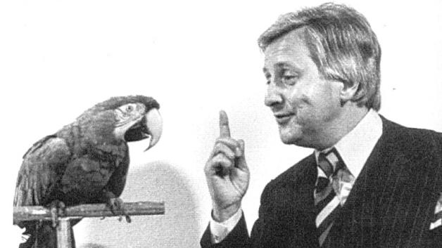 Lutz Jahoda in seiner TV-Erfolgssendung „Mit Lutz und Liebe“ gemeinsam mit dem Papagei und Fernsehliebling  Amadeus.  
