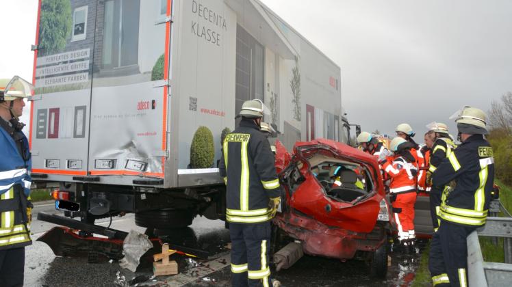 Kleinwagen unter LKW eingeklemmt