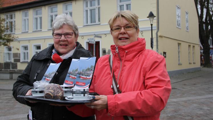 Foto mit Symbolcharakter: Auf dem Tablett von Ingeborg Regenthal (l.) und Astrid Voß vom Warnemünde Verein ist noch viel Platz für Kuchenspenden für den Kuchenbasar am Sonnabend. 