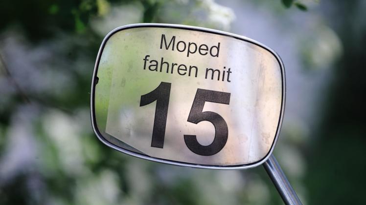 Der Mopedführerschein mit 15 läuft in anderen Bundesländern  bereits als Versuch. 