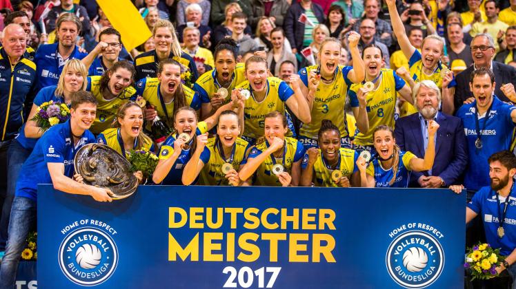 Die Schale ist wieder zurück in Schwerin. Zum elften Mal machten die Mädels des SSC die Meisterschaft perfekt. 