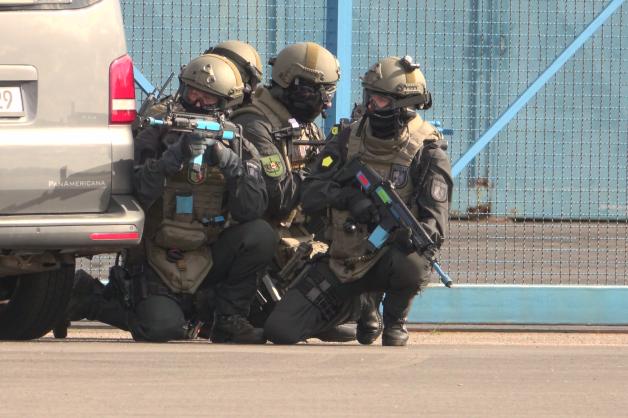 Spezialkräfte der Polizei am Flughafen in Kiel.