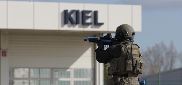Spezialkräfte der Polizei am Flughafen in Kiel.