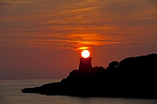 Sonnenuntergang in der Calanca-Bucht in Marina di Camerota mit altem Wehrturm. Sonnenuntergang in der Calanca-Bucht in Marina di Camerota mit altem Wehrturm.