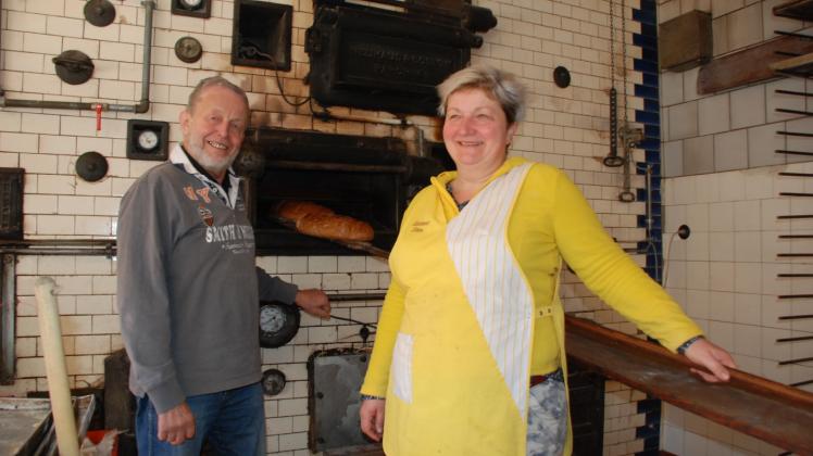 Seit drei Generationen ist der 1936 gebaute Steinbackofen das Rezept der Bäckerei Ditten, auf den Jürgen Ditten und seine Tochter Jacequelin Seemann stolz sind.  