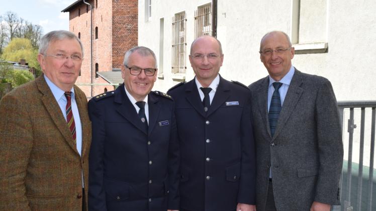 Ein historischer Moment: Der neue Prignitzer Polizeichef Dieter Umlauf (2. v. r.) mit seinen Vorgängern Udo Becker, Peter Schröder und Dieter Kahler (v. l.). 