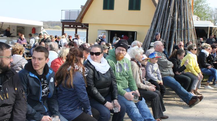 Jung und Alt hatten sich am Sternbergerr See eingefunden. Fotos: Traudel Leske 