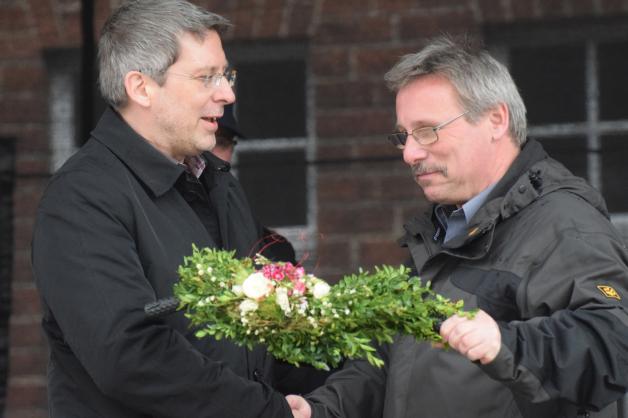 Oliver Hermann (l.) nahm als Bürgermeister des Zielortes 2018 den geschmückten Radlenker von Burkhard Schulz entgegen. Oliver Hermann (l.) nahm als Bürgermeister des Zielortes 2018 den geschmückten Radlenker von Burkhard Schulz entgegen.