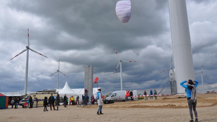 Wind in unterschiedlichen Maßen genutzt: Kinder und Jugendliche konnten auch Drachen steigen lassen.  Fotos: Ilja Baatz 