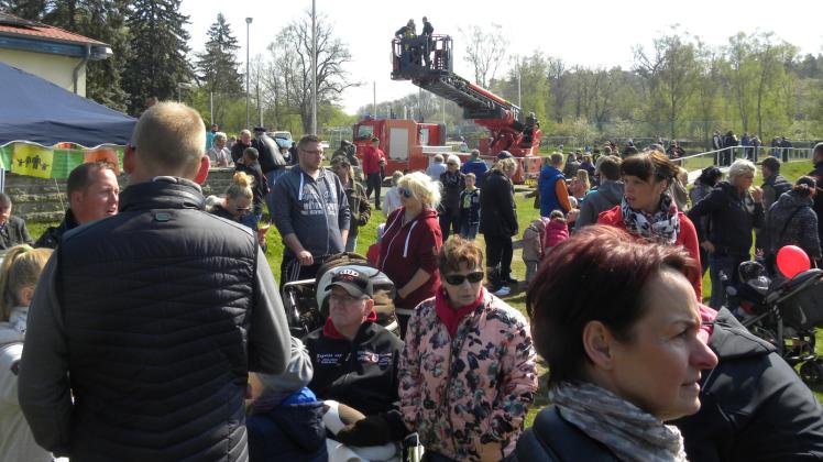 Viele Menschen waren gestern zur Feier auf den Wariner Sportplatz gekommen. Im Hintergrund die Drehleiter der Feuerwehr.