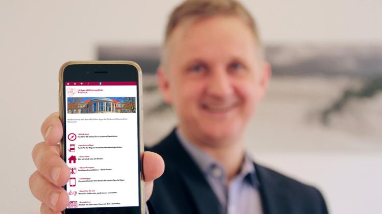 Auf seinem Mobiltelefon hat Prof. Christian Schmidt, Ärztlicher Vorstand der Universitätsmedizin Rostock, die neue App schon installiert.  