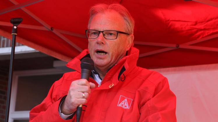 Peter Seeger von der IG Metall hielt die Mai-Rede. Es war zugleich seine Abschiedsrede, denn Peter Seeger geht in den Ruhestand und wird auch Neumünster den Rücken kehren. 