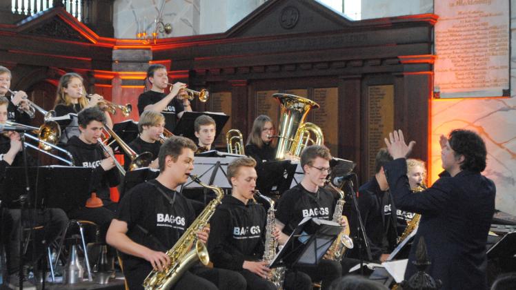 Die Bigband des Goethegymnasiums „Baggs“ spielte in der Schelfkirche groß auf.  Fotos: Koepke (2) 