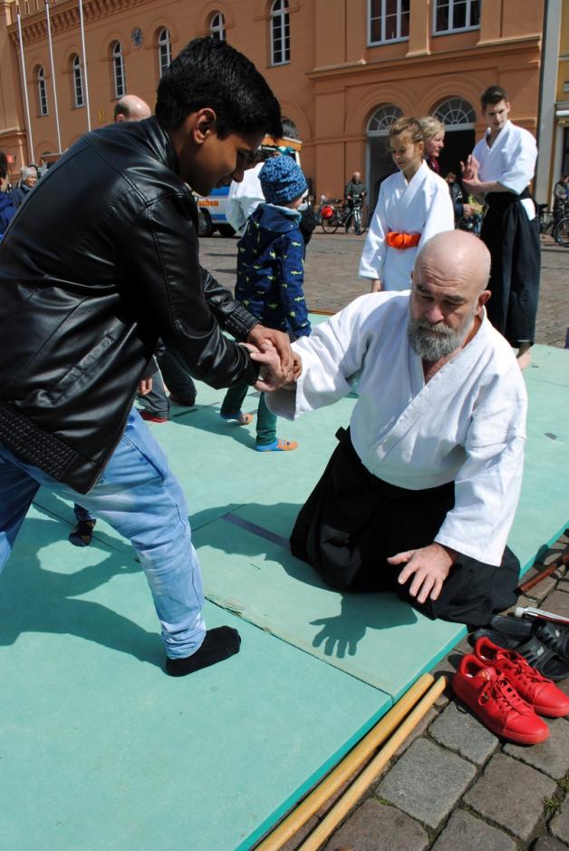 Pierre Congard stellte die japanische Kampfkunst Aikido vor.