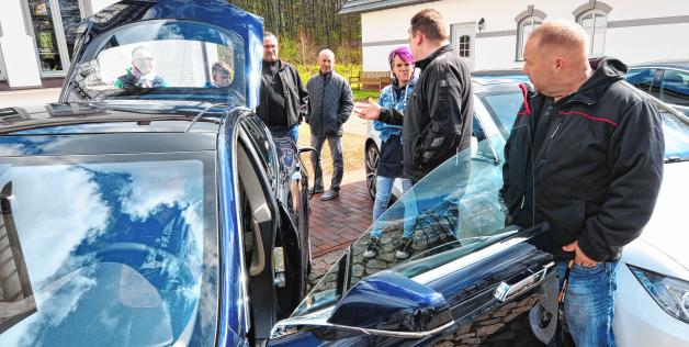 Hochmoderne Tesla-Elektroautos konnten am Gadebuscher Bahnhof in Augenschein genommen werden. 