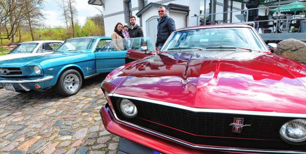 André Wiek (r.) und Christian Schlei sind stolz auf ihre alten Ford Mustang.