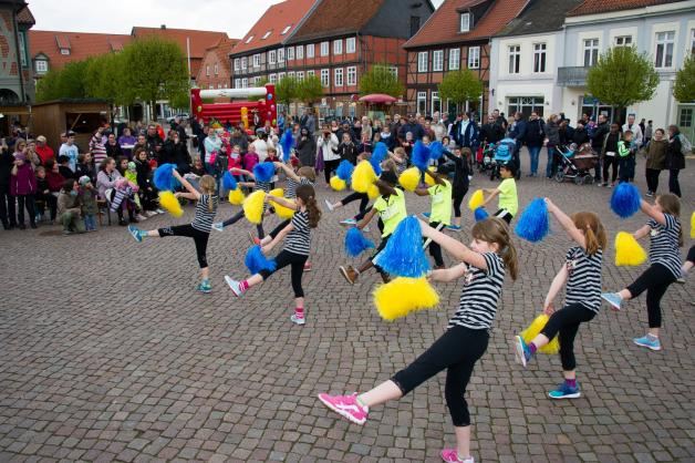 Die Tanzgruppe des Freizeithauses „Luna“. Die Tanzgruppe des Freizeithauses „Luna“.