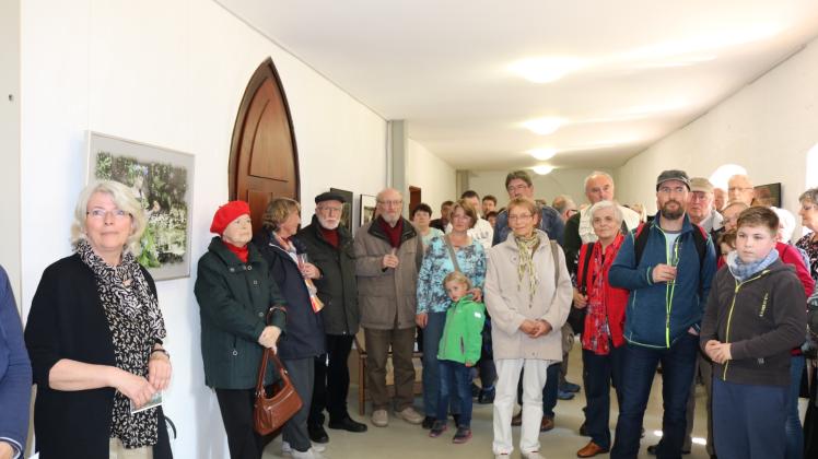 Volles Haus bei der Eröffnung von Monika Hildebrandts (links) Ausstellungseröffnung. Fotos: Manfred Schulz 