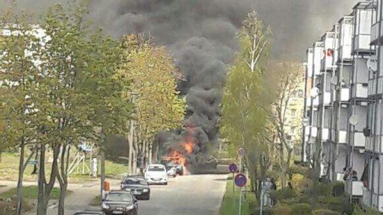 In Brand geraten: Am Sonntag brannte im Kießender Ring ein BMW aus, der Besitzer wurde leicht verletzt.   