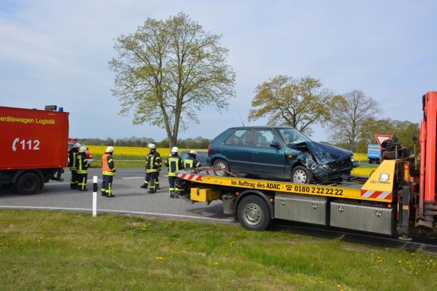 Vorfahrt nicht beachtet: Nach dem schweren Unfall mit drei Fahrzeugen nahe Bobzin.